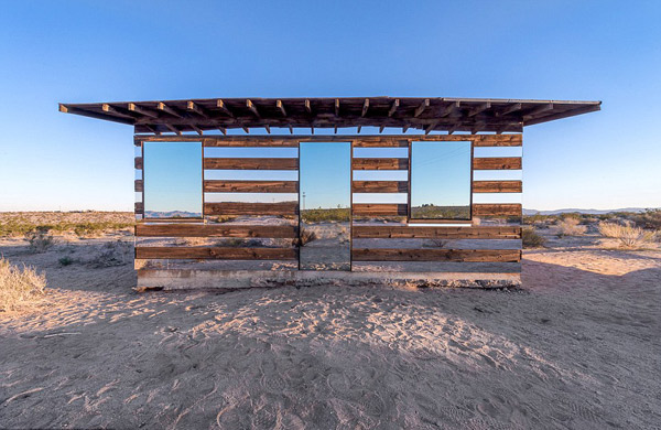  Lán canh Lucid Stead, Mỹ nằm trong lòng Công viên quốc gia Joshua Tree, California, các lán canh bình thường nay đã sở hữu vẻ ngoài cực kỳ ấn tượng như đang ẩn hiện trên nền cát.