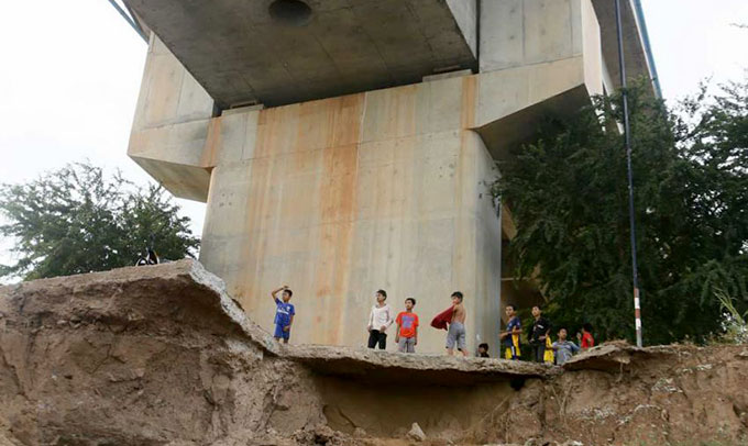 Người d&acirc;n lo sợ về độ an to&agrave;n của c&ocirc;ng tr&igrave;nh x&acirc;y dựng cầu kh&ocirc;ng m&oacute;ng của Trung Quốc