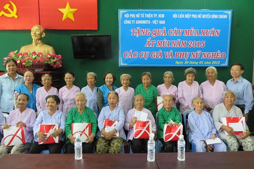 2000 phần qu&agrave; tết trao cho người ngh&egrave;o