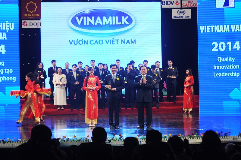 Gi&aacute;m đốc điều h&agrave;nh Vinamilk - Nguyễn Quốc Kh&aacute;nh đại diện c&ocirc;ng ty nhận danh hiệu thương hiệu Quốc gia  Ảnh: Qu&yacute; Đo&agrave;n.