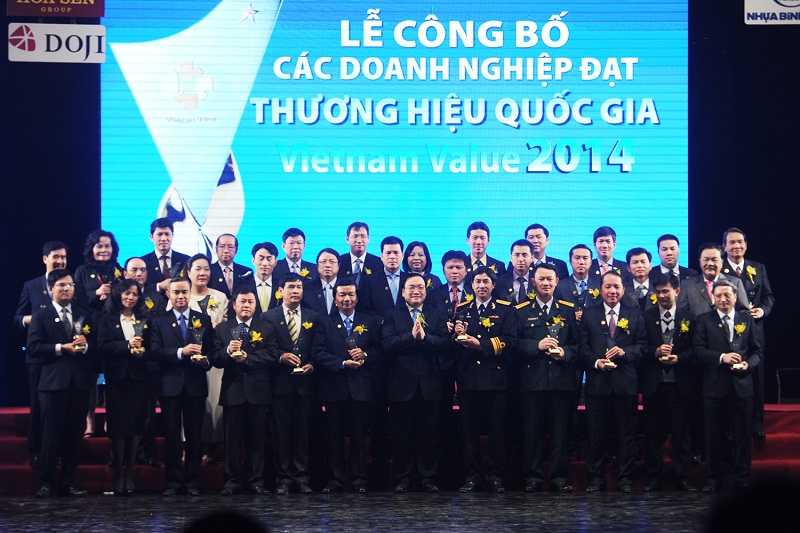 Đại diện c&aacute;c Link Đăng Nhập Nhà cái 13Win16.Com nhận danh hiệu Thương hiệu Quốc gia. Ảnh: Qu&yacute; Đo&agrave;n