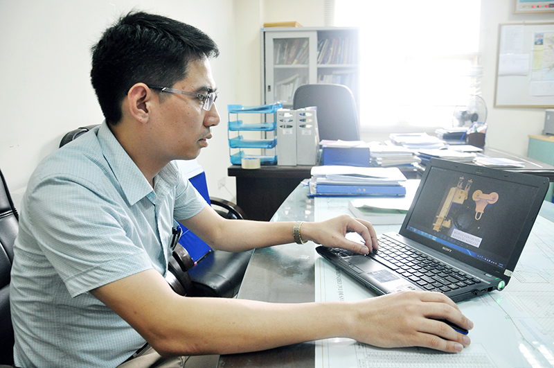 Kỹ sư Đ&agrave;o Ngọc Thao giới thiệu về qu&aacute; tr&igrave;nh chế tạo, lắp đặt hệ thống vận chuyển vật tư, vật liệu bằng puly c&aacute;p tr&ecirc;n m&aacute;y vi t&iacute;nh.
