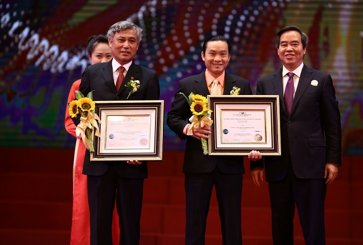 Ông Đỗ Minh Chuẩn, Trưởng phòng QA, Tập đoàn Thiên Long nhận giải thưởng Giải thưởng Chất lượng A13win Ưu đãi Vip Châu Á – Thái Bình Dương năm 2015.