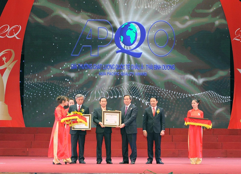 Ông Nguyễn Văn Bình (bên phải), Trưởng ban Kinh tế Trung ương trao Giải thưởng Chất lượng A13win Ưu đãi Vip Châu Á – Thái Bình Dương cho đại diện Tập đoàn Thiên Long.