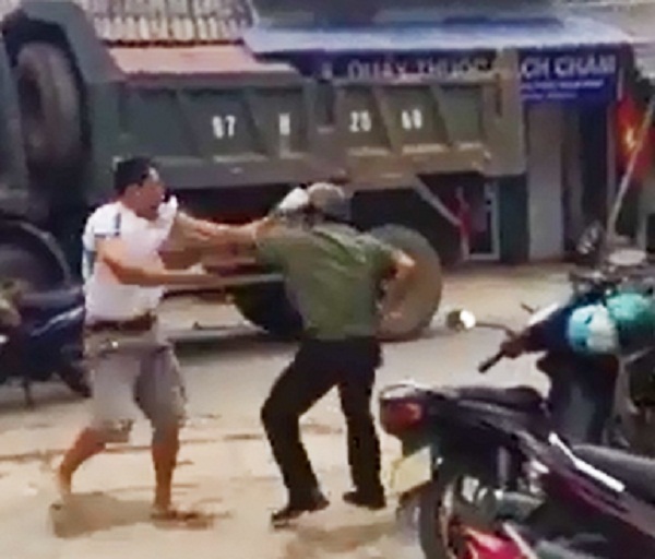 C&ocirc;ng an r&uacute;t dao trong l&uacute;c x&ocirc; x&aacute;t với l&aacute;i xe