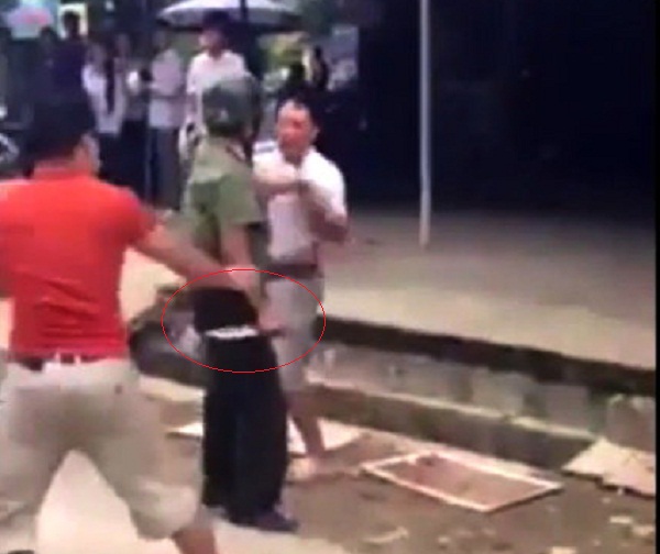 C&ocirc;ng an r&uacute;t dao trong l&uacute;c x&ocirc; x&aacute;t với l&aacute;i xe