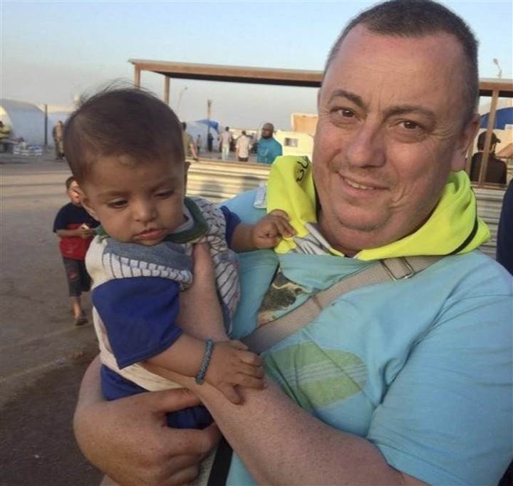 H&igrave;nh ảnh con tin người Anh tiếp theo Alan Henning bị ISIS đe dọa h&agrave;nh quyết ở cuối video chặt đầu nh&acirc;n vi&ecirc;n cứu trợ Anh David Haines