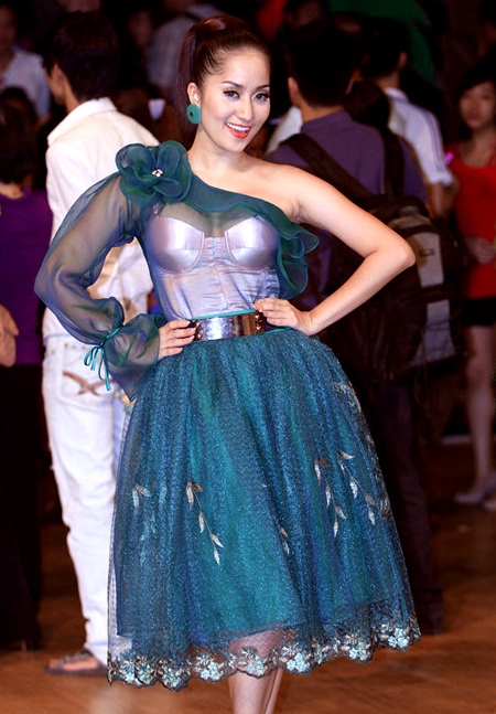  Kiện tướng dancesport Khánh Thi và bộ độ điệu đà cùng chiếc áo corset hồng bên trong lớp vải xuyên thấu