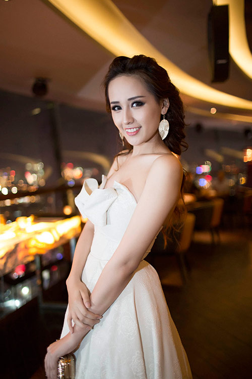 Mai Phương Thuý cũng thích kiểu corset để tôn vòng 1.