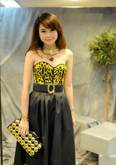 Hot girl Sam kết hợp áo corset với chân váy  rất sang trọng.