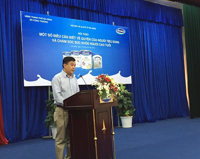 &Ocirc;ng Nguyễn Kim Trung  &ndash; Gi&aacute;m đốc Chi nh&aacute;nh Vinamilk Đ&agrave; Nẵng trao đổi với người 13Win18 đa dạng khuyến mãi những th&ocirc;ng tin về c&ocirc;ng ty