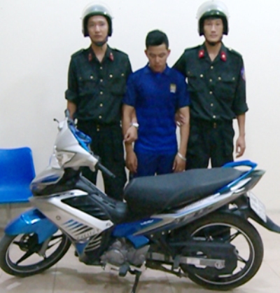 Tr&ecirc;u người cảnh s&aacute;t cơ động
