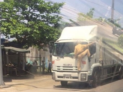 CSGT phải b&aacute;m đầu xe tải v&igrave; t&agrave;i xế kh&ocirc;ng nghe lệnh chấp h&agrave;nh