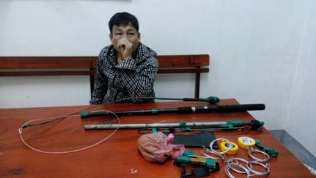 CSGT t&oacute;m được 1 đối tượng đi trộm ch&oacute;, t&ecirc;n c&ograve;n lại đ&atilde; nhanh ch&acirc;n chạy tho&aacute;t