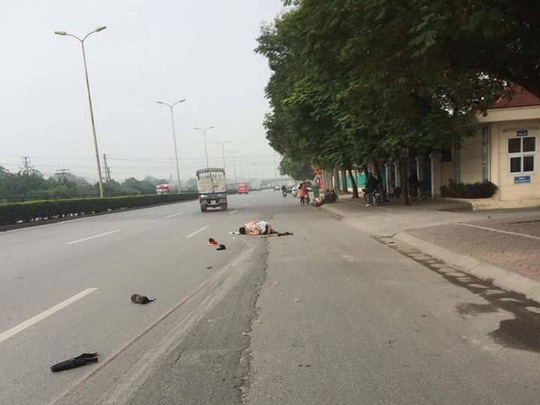 Hiện trường ngay sau khi xảy ra vụ việc CSGT bị k&eacute;o l&ecirc; tr&ecirc;n đường hơn 20m dẫn đến trọng thương