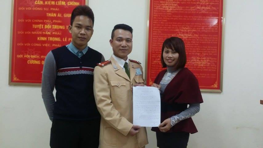 Gia đ&igrave;nh anh Thế Anh đến cảm ơn Trung &uacute;y Nguyễn Ch&iacute; C&ocirc;ng 