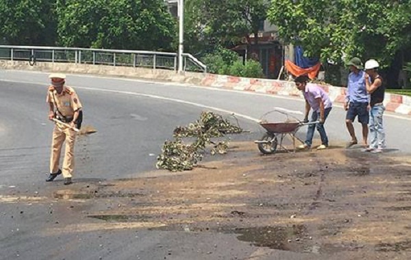 Hình ảnh CSGT ''đội nắng'' dọn dẹp vết dầu loang trên đường gây cảm kích Hình ảnh CSGT ''đội nắng'' dọn dẹp vết dầu loang trên đường gây cảm kích