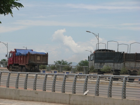 Đ&agrave; Nẵng quyết l&agrave;m nghi&ecirc;m nạn xe qu&aacute; tải c&agrave;y n&aacute;t c&aacute;c tuyến đường b&ecirc;n cạnh c&aacute;c trường hợp CSGT nhận hối lộ