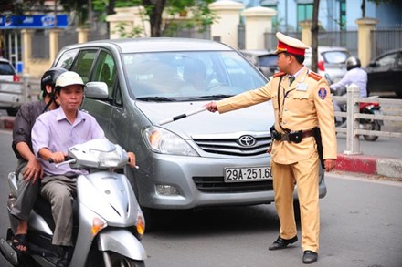 CSGT đứng n&uacute;p, xử l&yacute; vi phạm, thi h&agrave;nh c&ocirc;ng vụ, tuần tra, giao th&ocirc;ng đường bộ