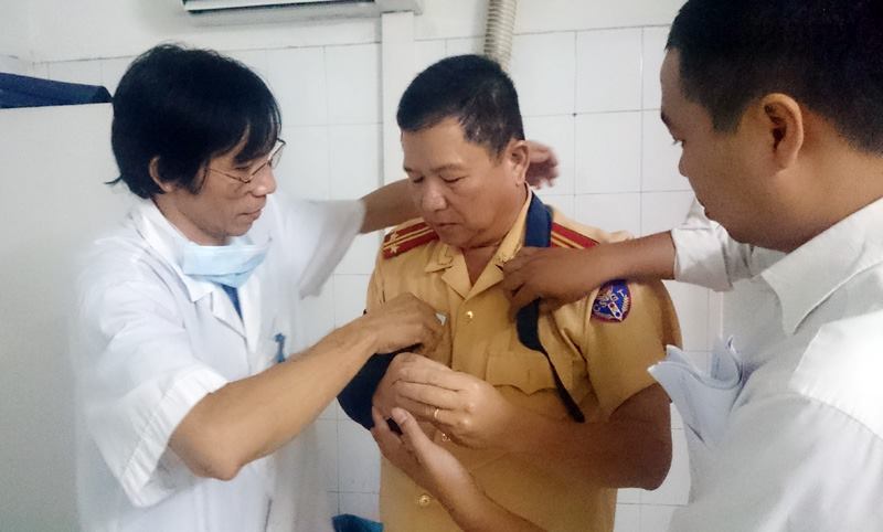 Trung t&aacute; CSGT bị n&eacute;m đ&aacute; g&atilde;y tay