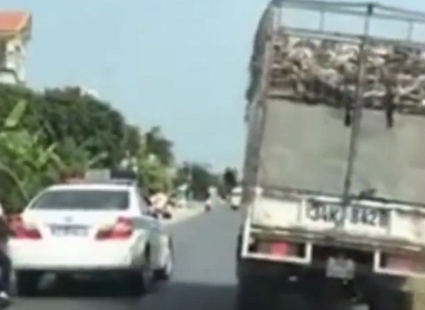 CSGT nổ 3 ph&aacute;t s&uacute;ng chỉ thi&ecirc;n để dừng xe tải