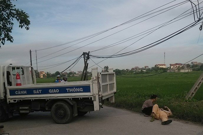 Chiếc xe chuy&ecirc;n d&ugrave;ng của CSGT huyện &Yacute; Y&ecirc;n tại hiện trường