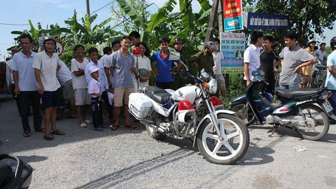 Chiếc xe chuy&ecirc;n d&ugrave;ng của CSGT huyện &Yacute; Y&ecirc;n tại hiện trường