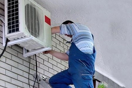 Một trong những 'chi&ecirc;u m&oacute;c t&uacute;i' kh&aacute;ch h&agrave;ng l&agrave; giả vờ sửa chữa 