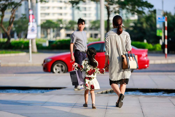 Hồ Ho&agrave;i Anh - chồng ca sĩ Lưu Hương Giang kh&aacute; bận rộn với c&ocirc;ng việc nhưng vẫn d&agrave;nh thời gian chăm s&oacute;c cho tổ ấm