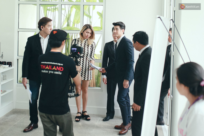 Diễn vi&ecirc;n Mario Maurer được ch&agrave;o đ&oacute;n tại buổi phỏng vấn 