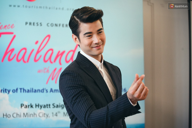 Nam diễn vi&ecirc;n Mario Maurer l&agrave;m k&yacute; hiệu 'bắn tim' dễ thương với fan