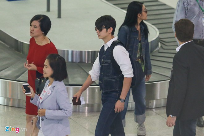 Diễn vi&ecirc;n Mario Maurer tại s&acirc;n bay Việt Nam
