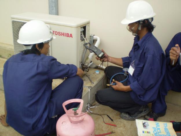Bơm thiếu gas cho kh&aacute;ch l&agrave; chi&ecirc;u m&oacute;c t&uacute;i phổ biến của thợ sửa điều h&ograve;a