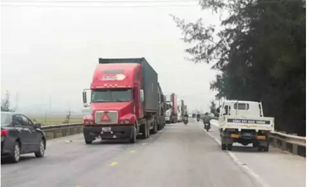 tai-nan-nghiem-trong-6-xe-o-to-dam-lien-hoan-tren-duong-tranh-tp-vinh