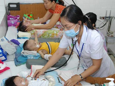 Nắng n&oacute;ng kỷ lục khiến bệnh nhi nhập viện tăng cao. Ảnh: Qu&acirc;n đội Nh&acirc;n d&acirc;n 