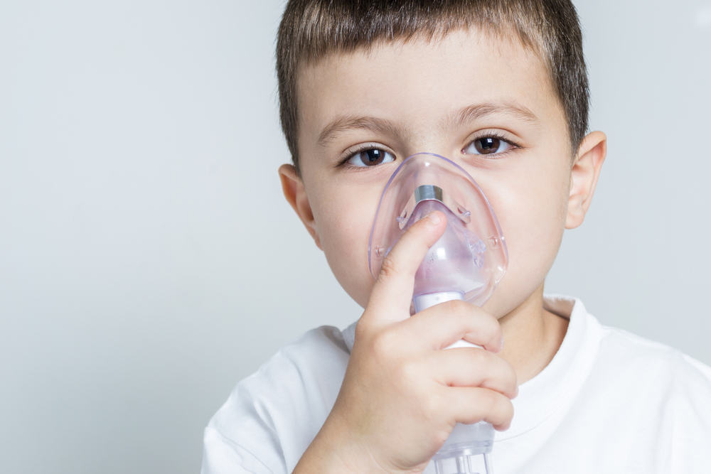 Trẻ hen suyễn nếu kh&ocirc;ng được ph&aacute;t hiện v&agrave; xử l&yacute; sớm c&oacute; thể dẫn tới nhiều biến chứng nguy hiểm. Ảnh minh họa