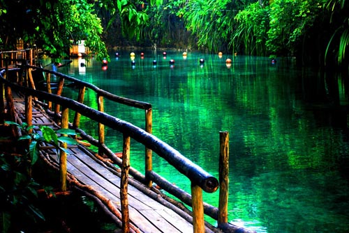 D&ograve;ng nước ở con s&ocirc;ng n&agrave;y lu&ocirc;n trong vắt. Ảnh: VnExpress