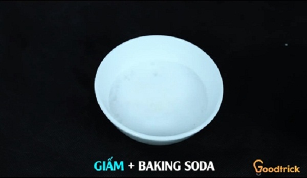 Giấm trộn với baking soda lập tức sủi bọt