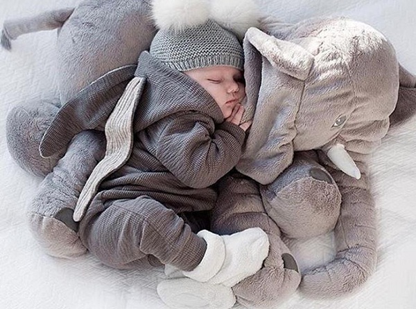Kh&ocirc;ng n&ecirc;n cho trẻ ngủ c&ugrave;ng th&uacute; b&ocirc;ng v&igrave; c&oacute; thể khiến trẻ ngạt thở