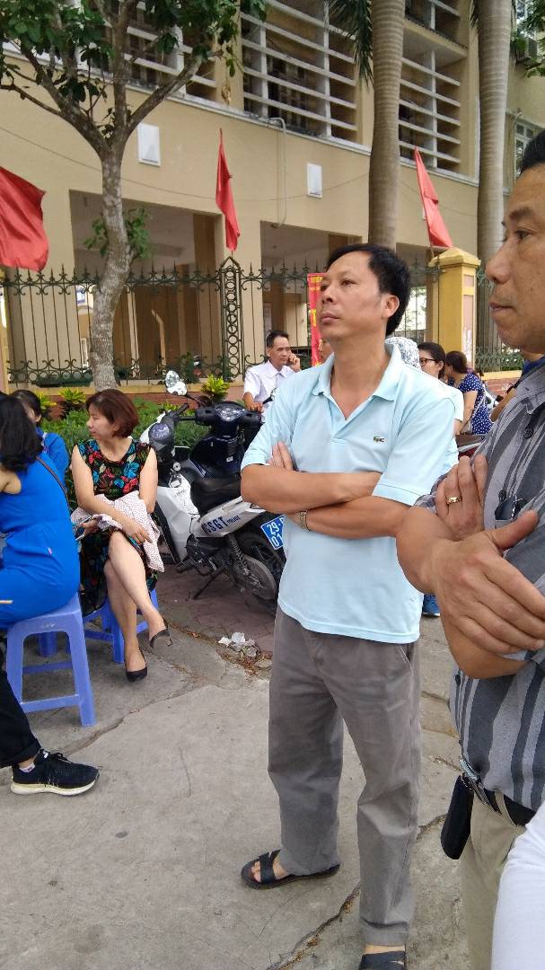 Nhiều phụ huynh đứng ngồi kh&ocirc;ng y&ecirc;n, bồn chồn lo lắng khi con đi thi
