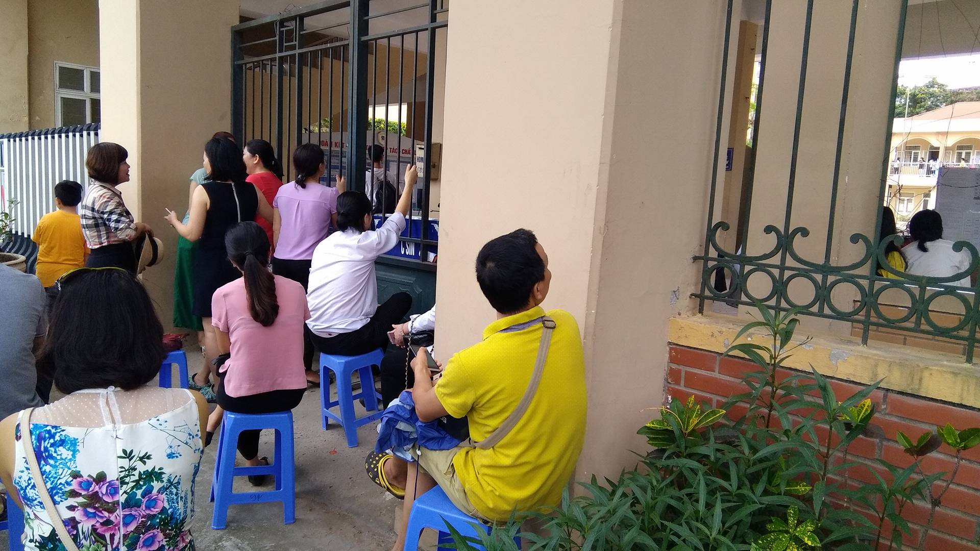 Phụ huynh chờ con l&agrave;m b&agrave;i thi