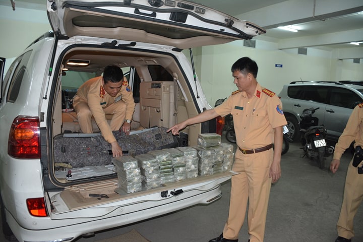 Quảng Ninh: Bắt giữ &ocirc; t&ocirc; BKS L&agrave;o vận chuyển 100 b&aacute;nh heroin ra bi&ecirc;n giới ti&ecirc;u thụ