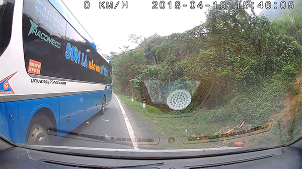 'Hoảng' khi xem video vụ đối đầu thảm khốc khi xe kh&aacute;ch vượt ẩu tr&ecirc;n đ&egrave;o