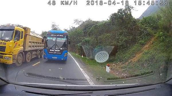 'Hoảng' khi xem video vụ đối đầu thảm khốc khi xe kh&aacute;ch vượt ẩu tr&ecirc;n đ&egrave;o