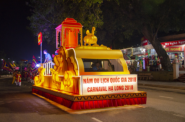 Quảng Ninh: Trai tài, gái sắc xuống phố ''bung lụa'' cùng Carnaval Hạ Long 2018