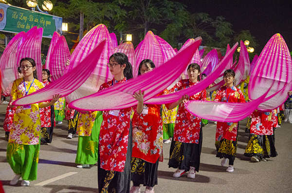 Quảng Ninh: Trai tài, gái sắc xuống phố ''bung lụa'' cùng Carnaval Hạ Long 2018