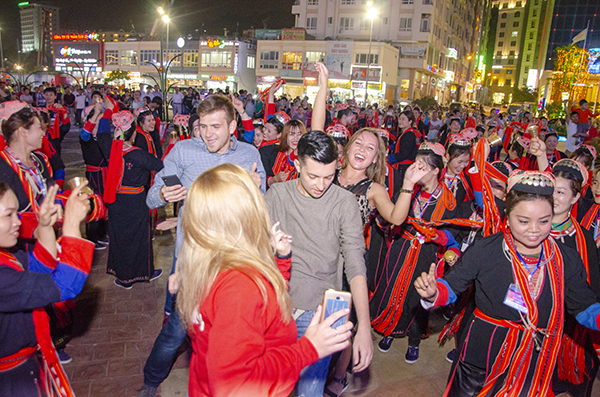 Quảng Ninh: Trai tài, gái sắc xuống phố ''bung lụa'' cùng Carnaval Hạ Long 2018