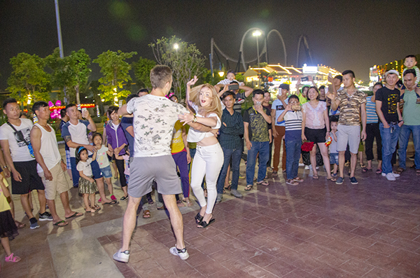 Quảng Ninh: Trai tài, gái sắc xuống phố ''bung lụa'' cùng Carnaval Hạ Long 2018