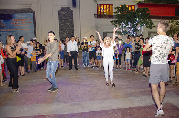Quảng Ninh: Trai tài, gái sắc xuống phố ''bung lụa'' cùng Carnaval Hạ Long 2018