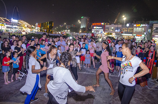 Quảng Ninh: Trai tài, gái sắc xuống phố ''bung lụa'' cùng Carnaval Hạ Long 2018